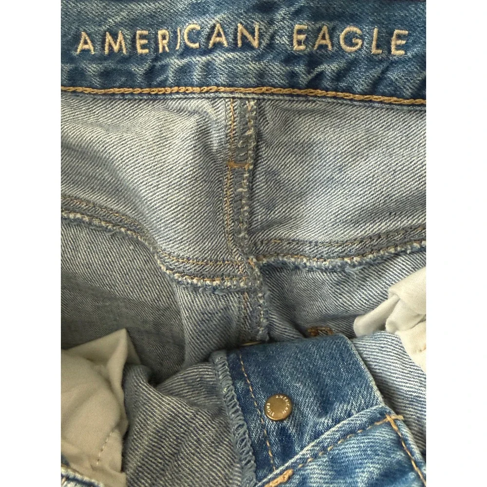 American Eagle 90s Boyfriend Jeans Light Wash Distressed Blue Denim Size 4 Reg